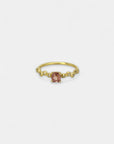 Anello in oro giallo con spinello rosa e diamanti bianchi sfalsati