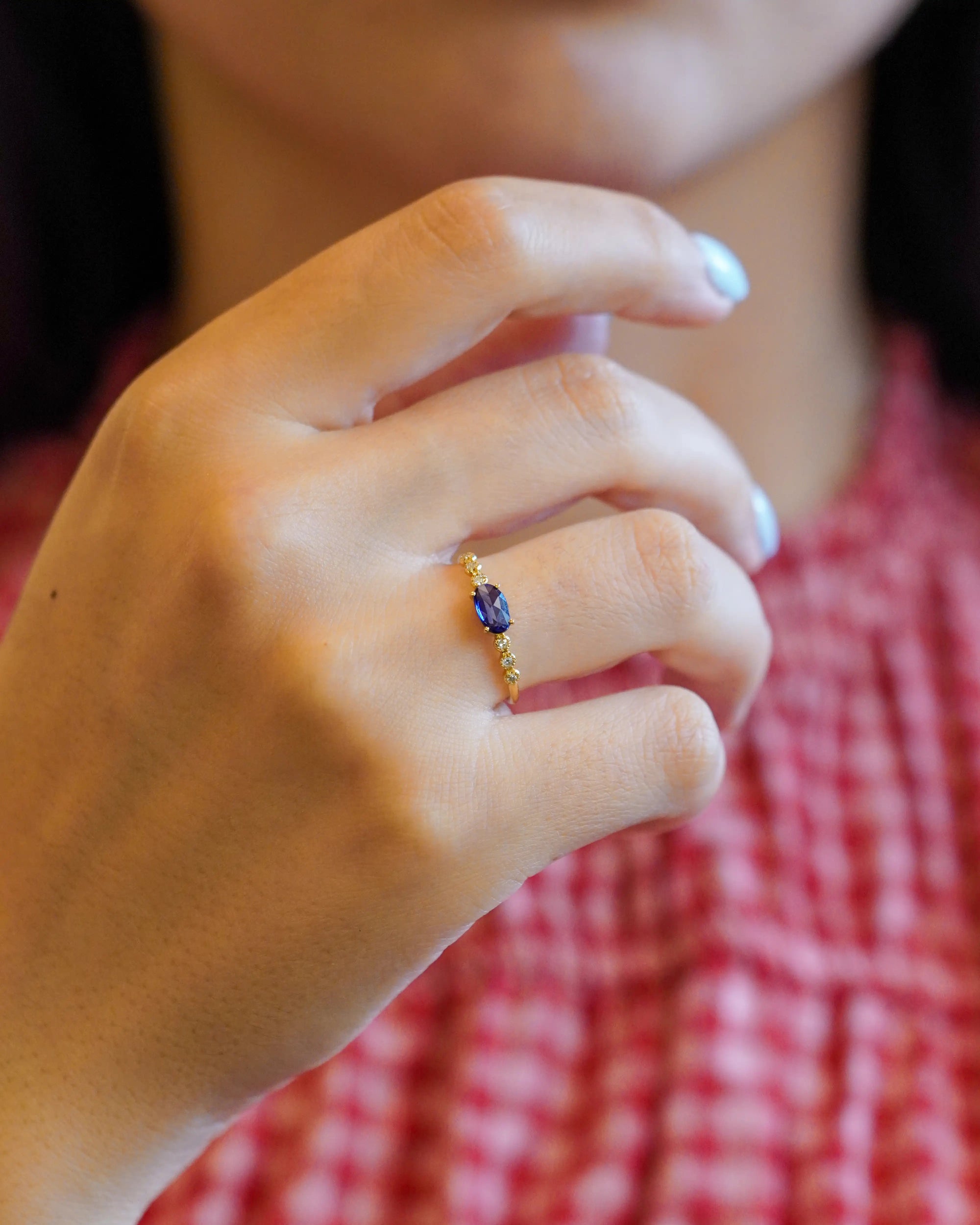 Yellow gold ring with blue sapphire and round elements with white diamonds