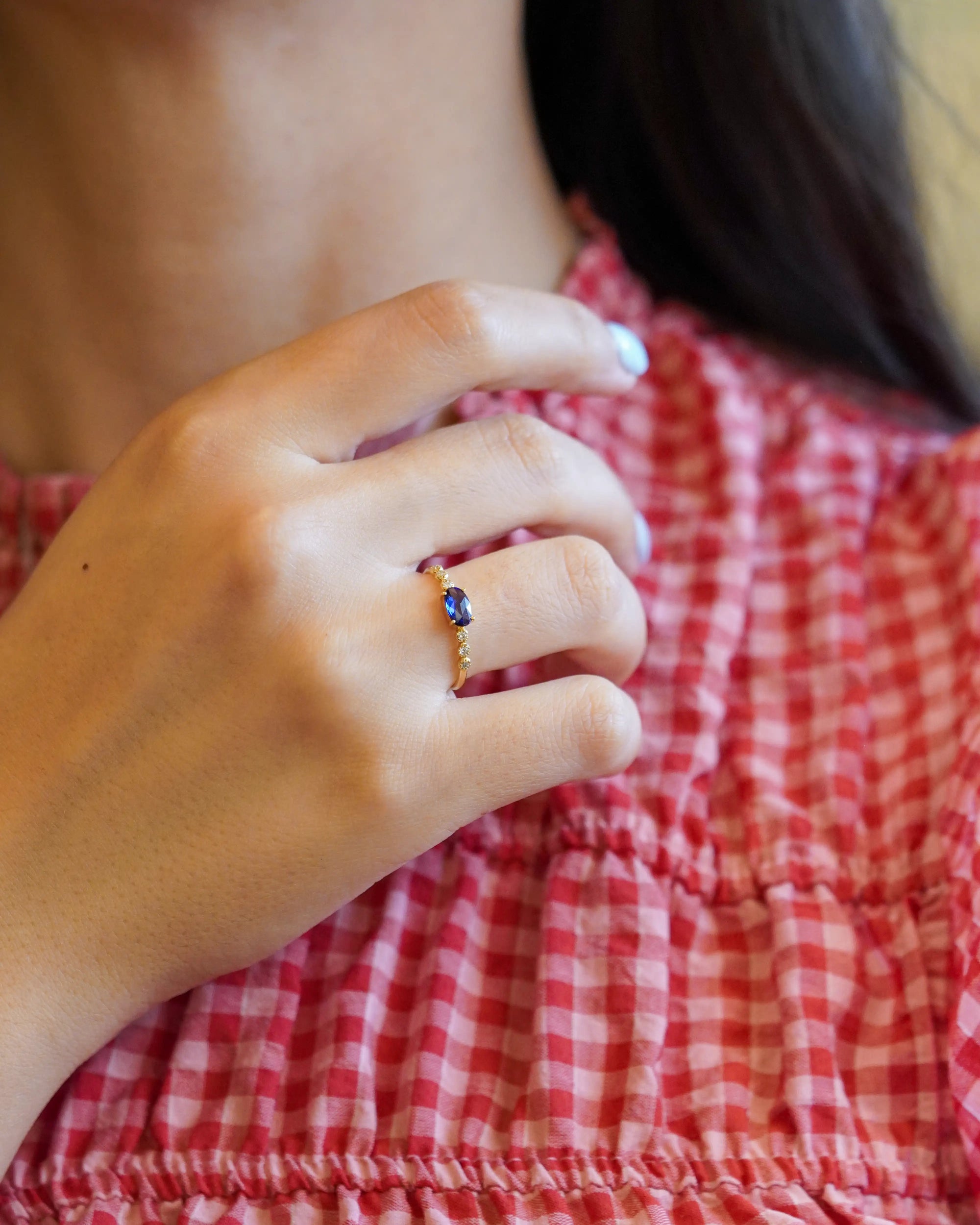 Yellow gold ring with blue sapphire and round elements with white diamonds