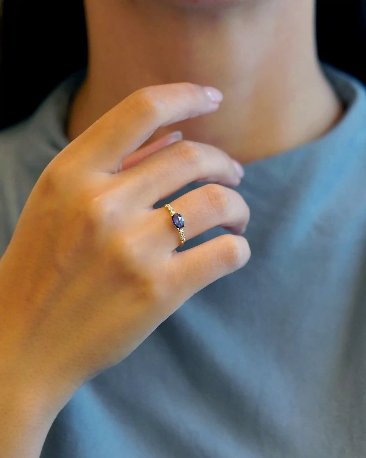 Yellow gold ring with blue sapphire and round elements with white diamonds
