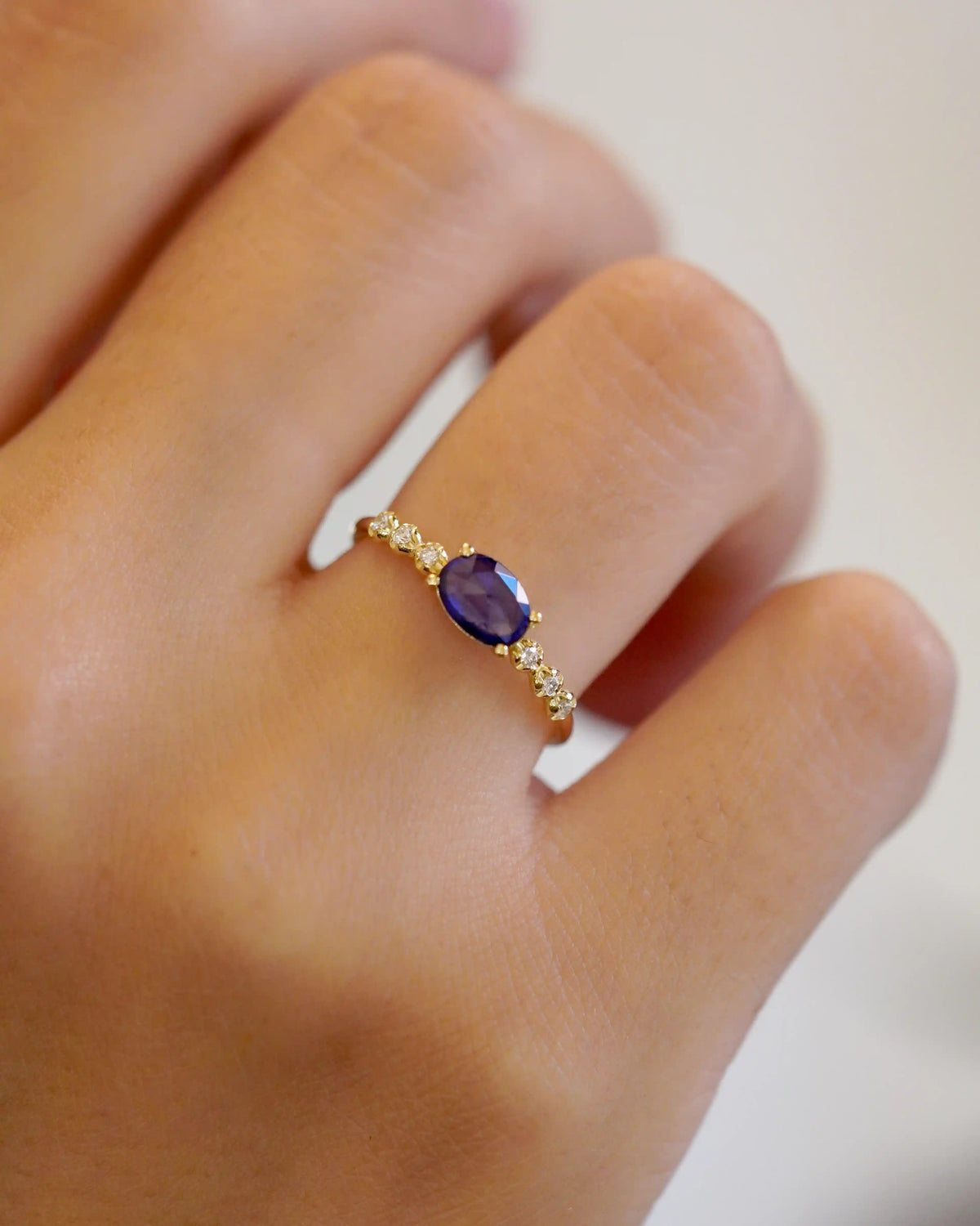 Yellow gold ring with blue sapphire and round elements with white diamonds