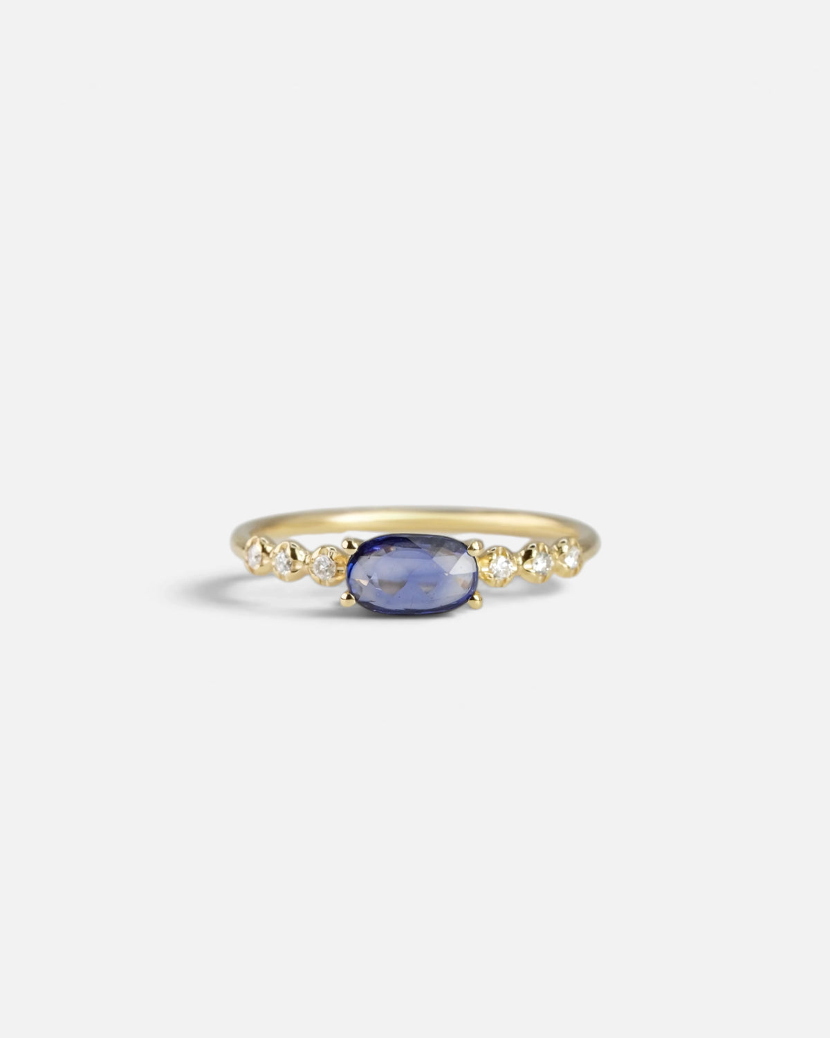 Anello in oro giallo con zaffiro blu ed elementi tondi con diamanti bianchi