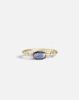 Anello in oro giallo con zaffiro blu ed elementi tondi con diamanti bianchi