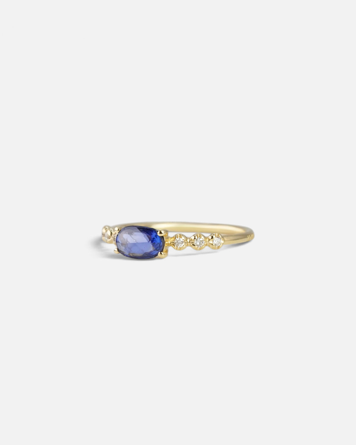 Anello in oro giallo con zaffiro blu ed elementi tondi con diamanti bianchi