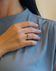 Anello in oro giallo con zaffiro blu ed elementi tondi con diamanti bianchi