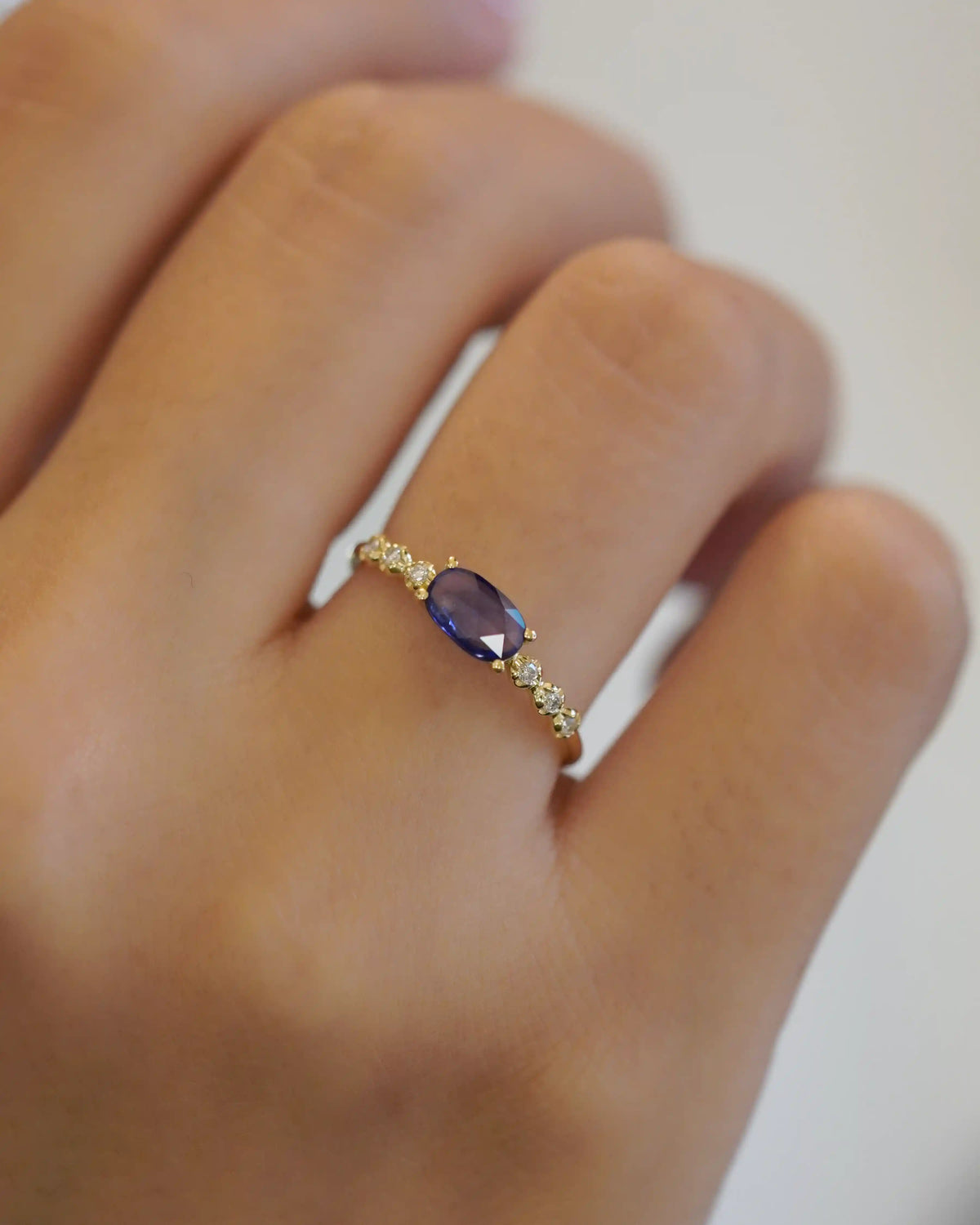 Anello in oro giallo con zaffiro blu ed elementi tondi con diamanti bianchi