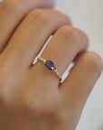 Anello in oro giallo con zaffiro blu ed elementi tondi con diamanti bianchi