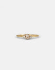 Anello in oro giallo con diamante champagne ovale verticale e diamanti bianchi