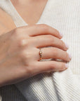 Anello in oro giallo con diamante champagne ovale verticale e diamanti bianchi