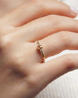 Anello in oro giallo con diamante champagne ovale verticale e diamanti bianchi