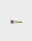Anello in oro giallo con zaffiro blu verticale e due diamanti bianchi