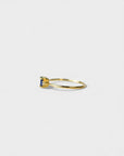 Anello in oro giallo con zaffiro blu verticale e due diamanti bianchi