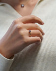 Anello in oro giallo con zaffiro blu verticale e due diamanti bianchi