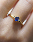 Anello in oro giallo con zaffiro blu verticale e due diamanti bianchi