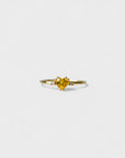 Anello in oro giallo con corindone sintetico giallo a cuore e due diamanti bianchi