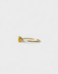 Anello in oro giallo con corindone sintetico giallo a cuore e due diamanti bianchi