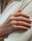 Anello in oro giallo con corindone sintetico giallo a cuore e due diamanti bianchi