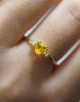 Anello in oro giallo con corindone sintetico giallo a cuore e due diamanti bianchi