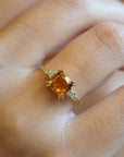 Anello in oro giallo con citrino quadrato e diamanti bianchi