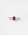 Anello in oro giallo con granato rettangolare verticale