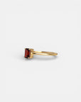 Anello in oro giallo con granato rettangolare verticale