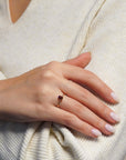 Anello in oro giallo con granato rettangolare verticale