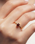 Anello in oro giallo con granato rettangolare verticale