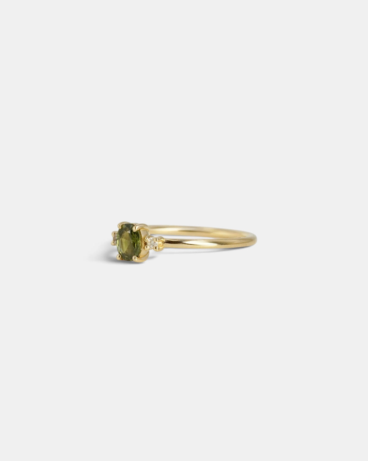 Anello in oro giallo con zaffiro verde taglio rosetta e diamanti