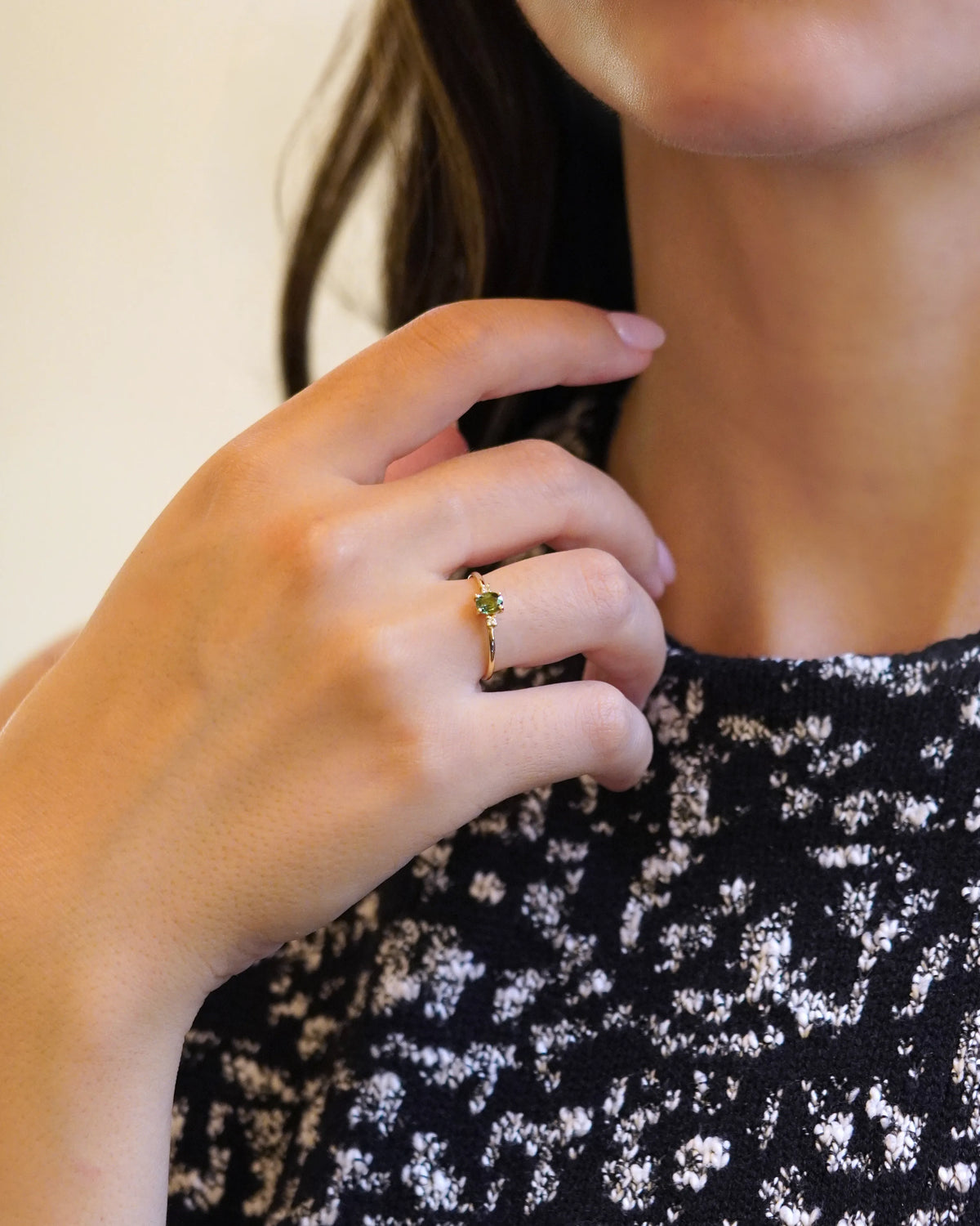Anello in oro giallo con zaffiro verde taglio rosetta e diamanti
