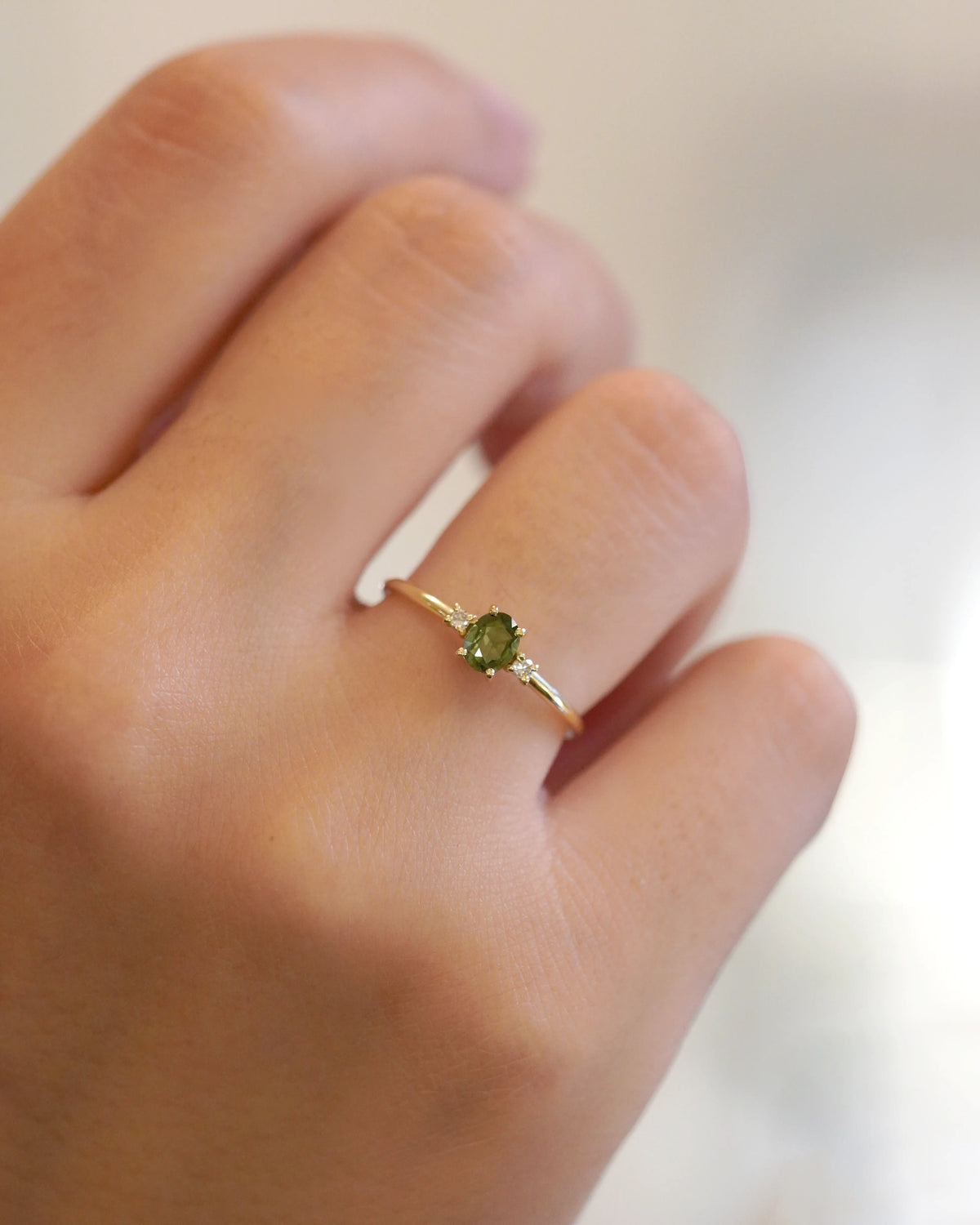 Anello in oro giallo con zaffiro verde taglio rosetta e diamanti