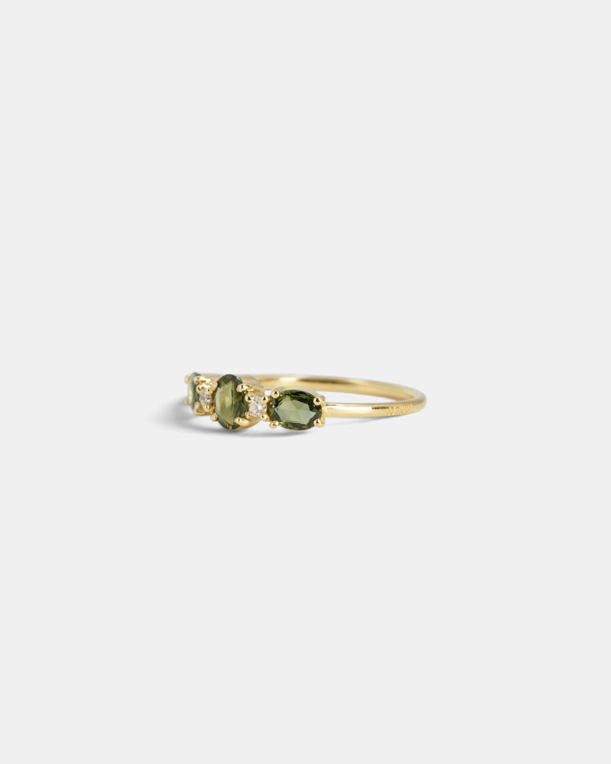 Anello con zaffiri verdi taglio rosetta e diamanti bianchi