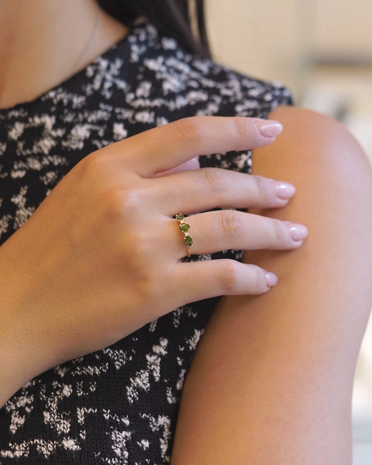 Anello con zaffiri verdi taglio rosetta e diamanti bianchi