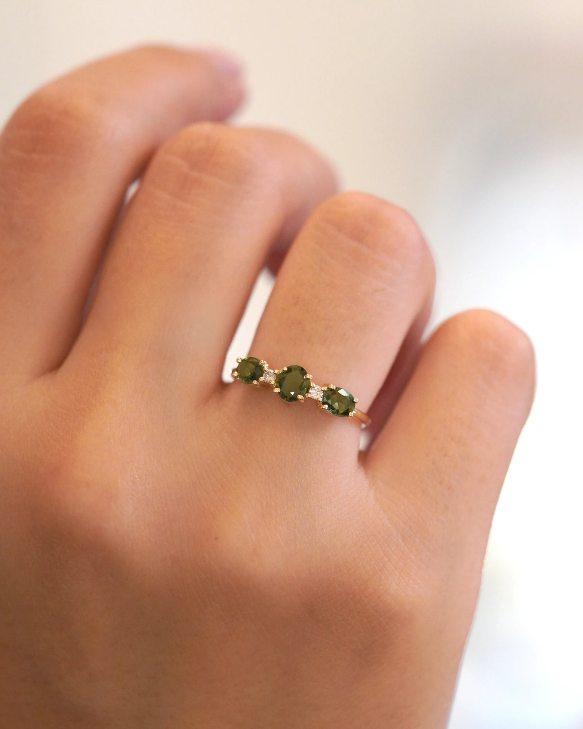 Anello con zaffiri verdi taglio rosetta e diamanti bianchi