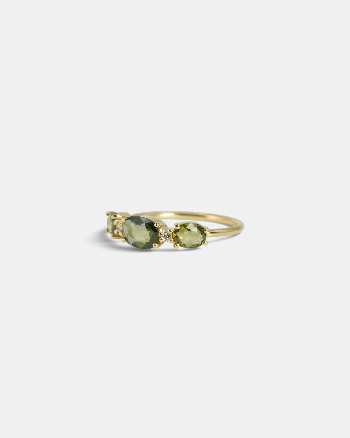 Anello con zaffiri verdi taglio rosetta e diamanti bianchi