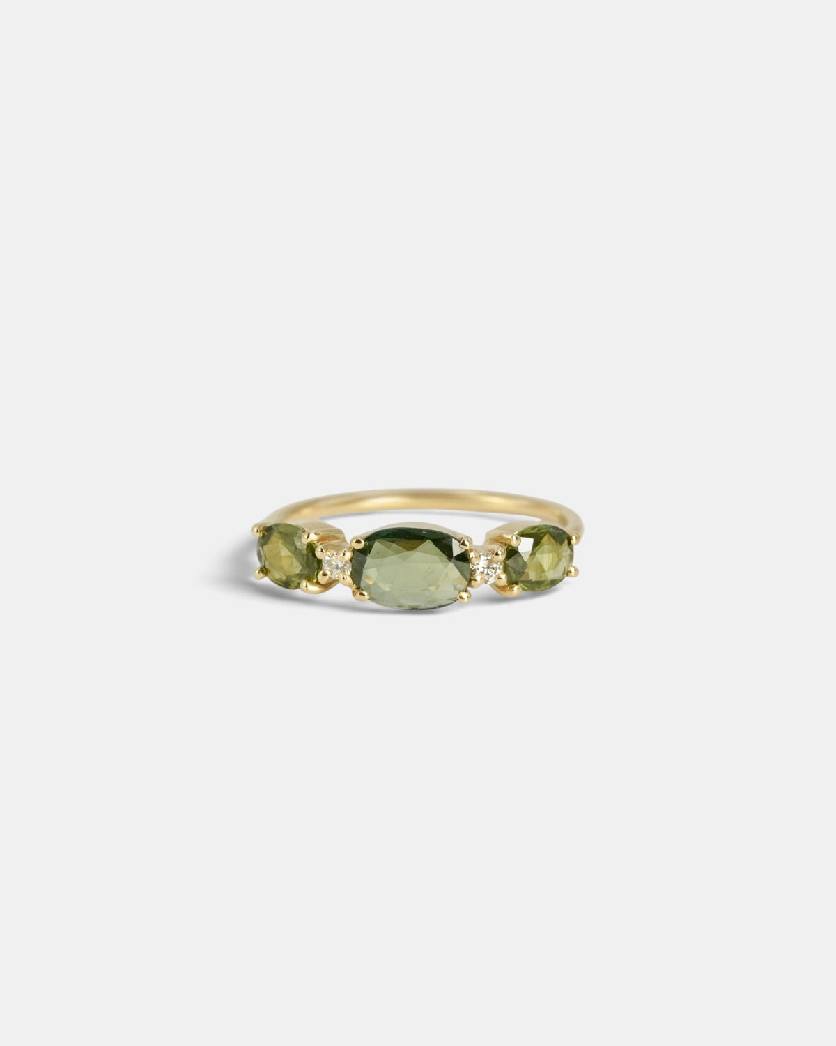 Anello con zaffiri verdi taglio rosetta e diamanti bianchi