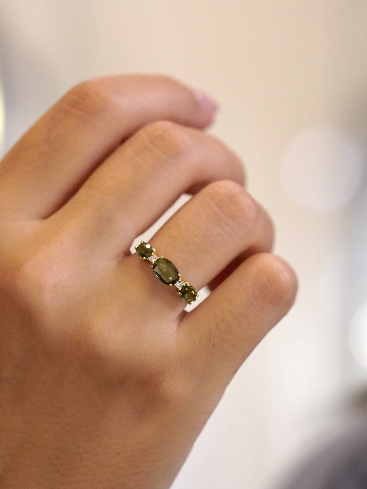 Anello con zaffiri verdi taglio rosetta e diamanti bianchi