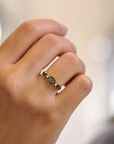 Anello con zaffiri verdi taglio rosetta e diamanti bianchi