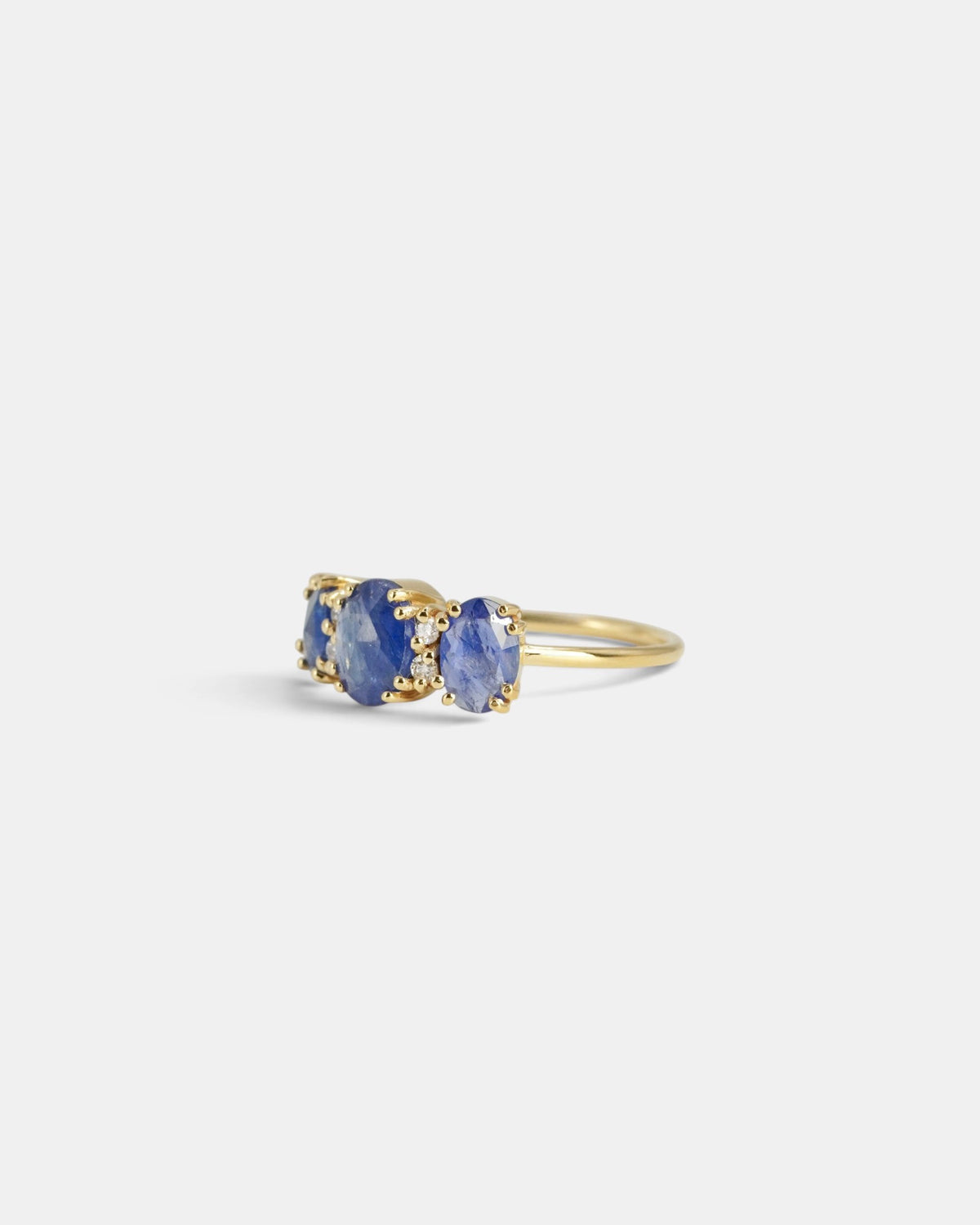 Anello con zaffiri blu taglio rosetta e diamanti bianchi