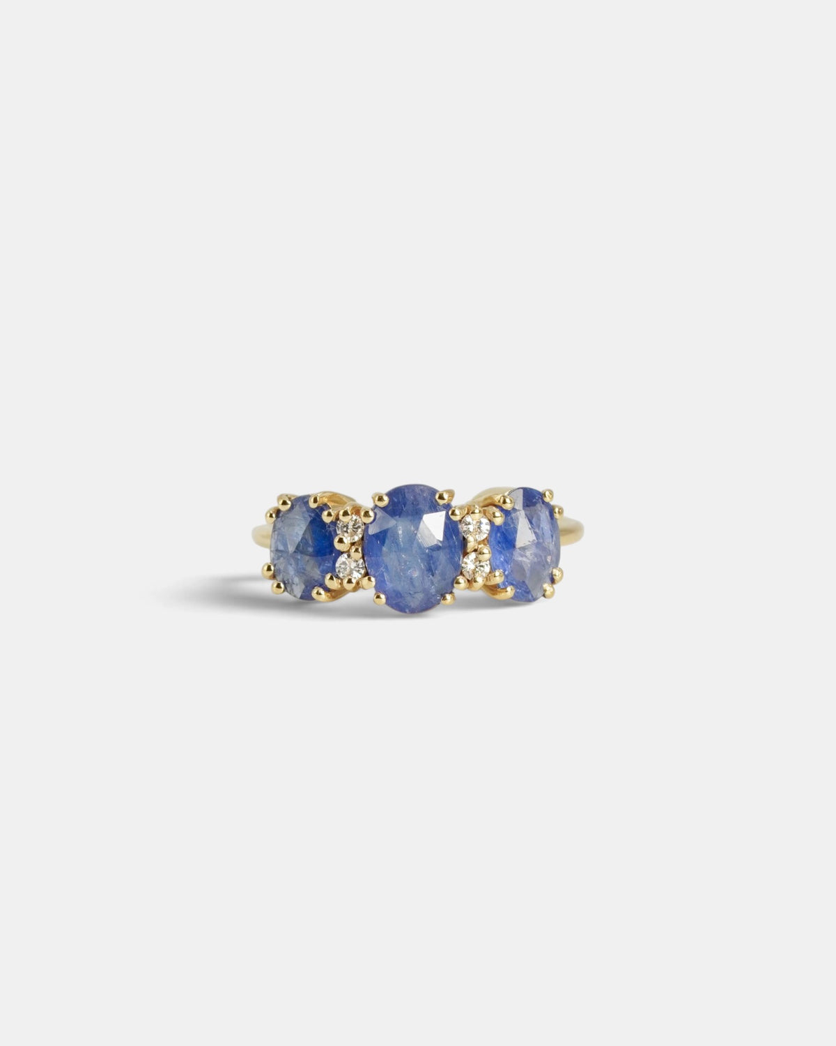 Anello con zaffiri blu taglio rosetta e diamanti bianchi