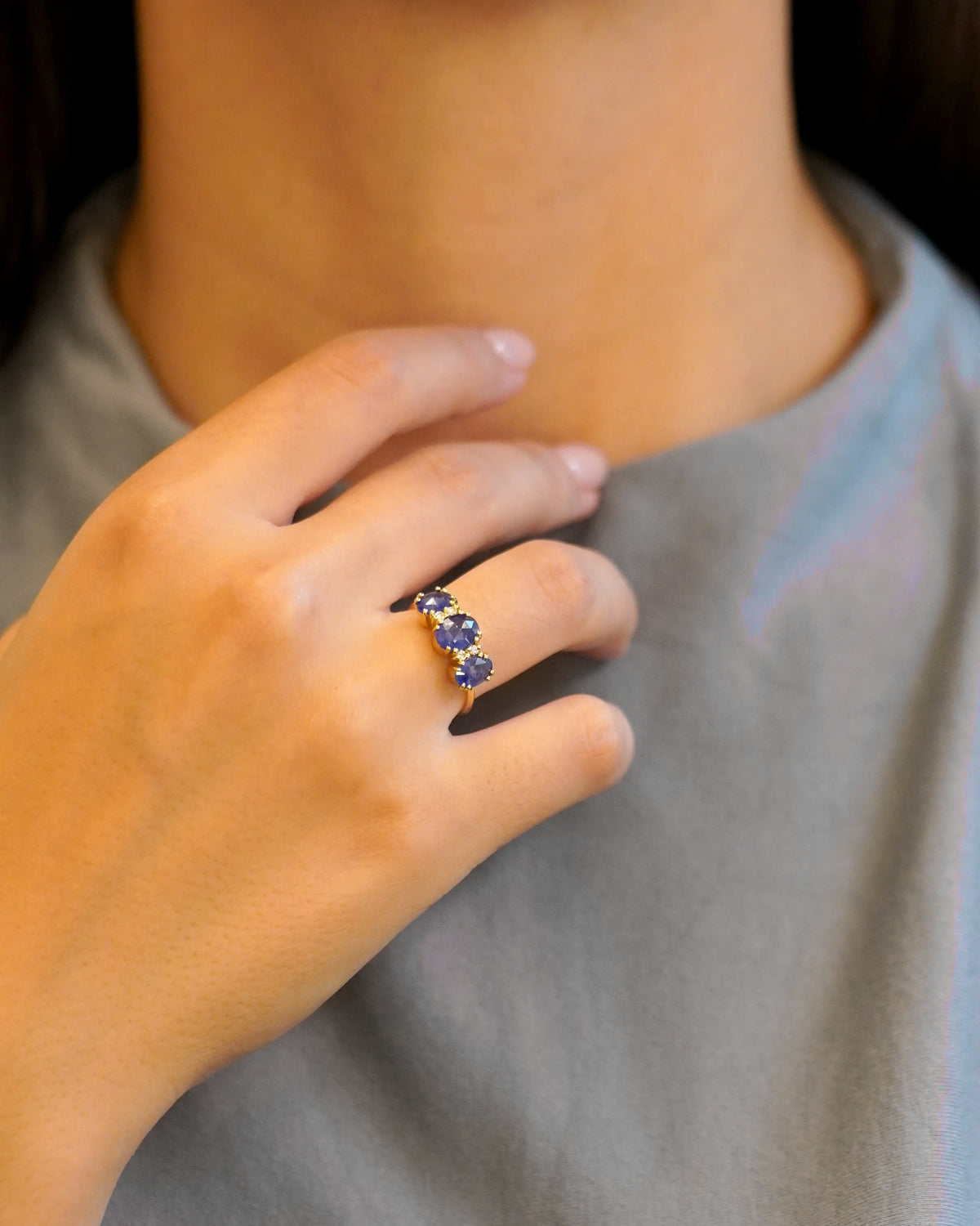 Anello con zaffiri blu taglio rosetta e diamanti bianchi