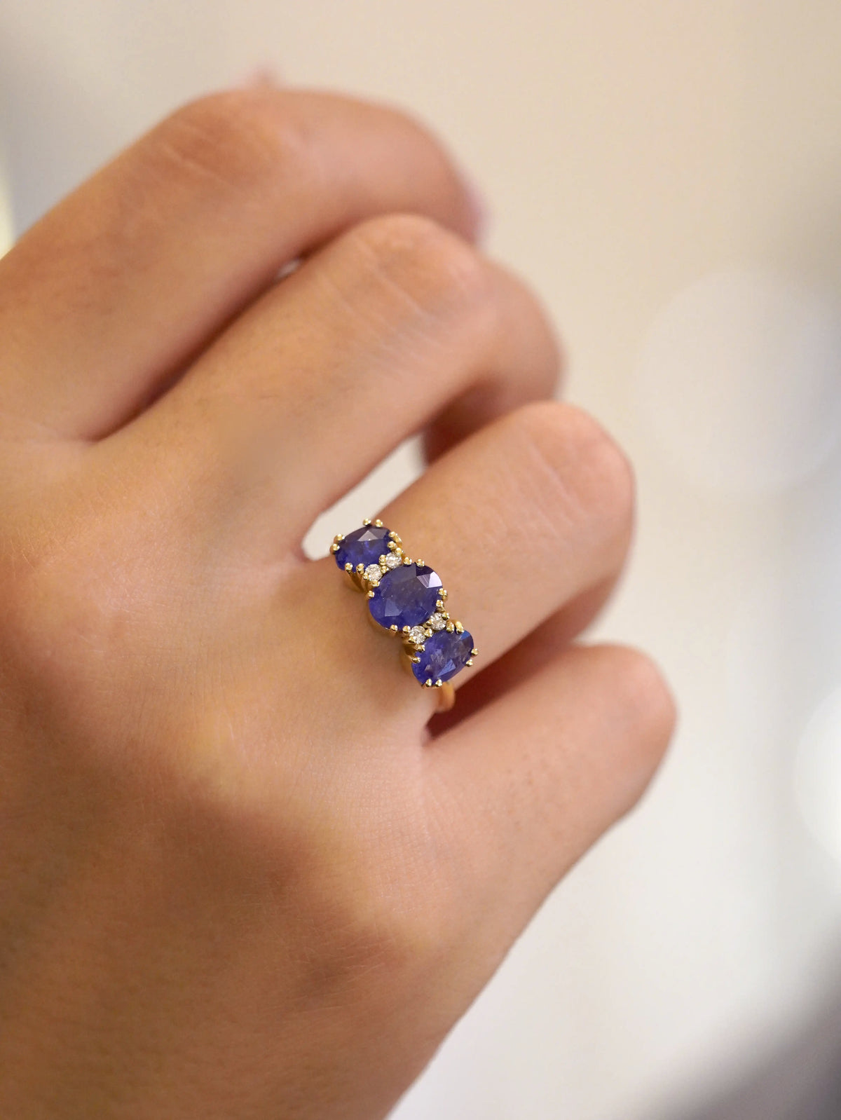 Anello con zaffiri blu taglio rosetta e diamanti bianchi