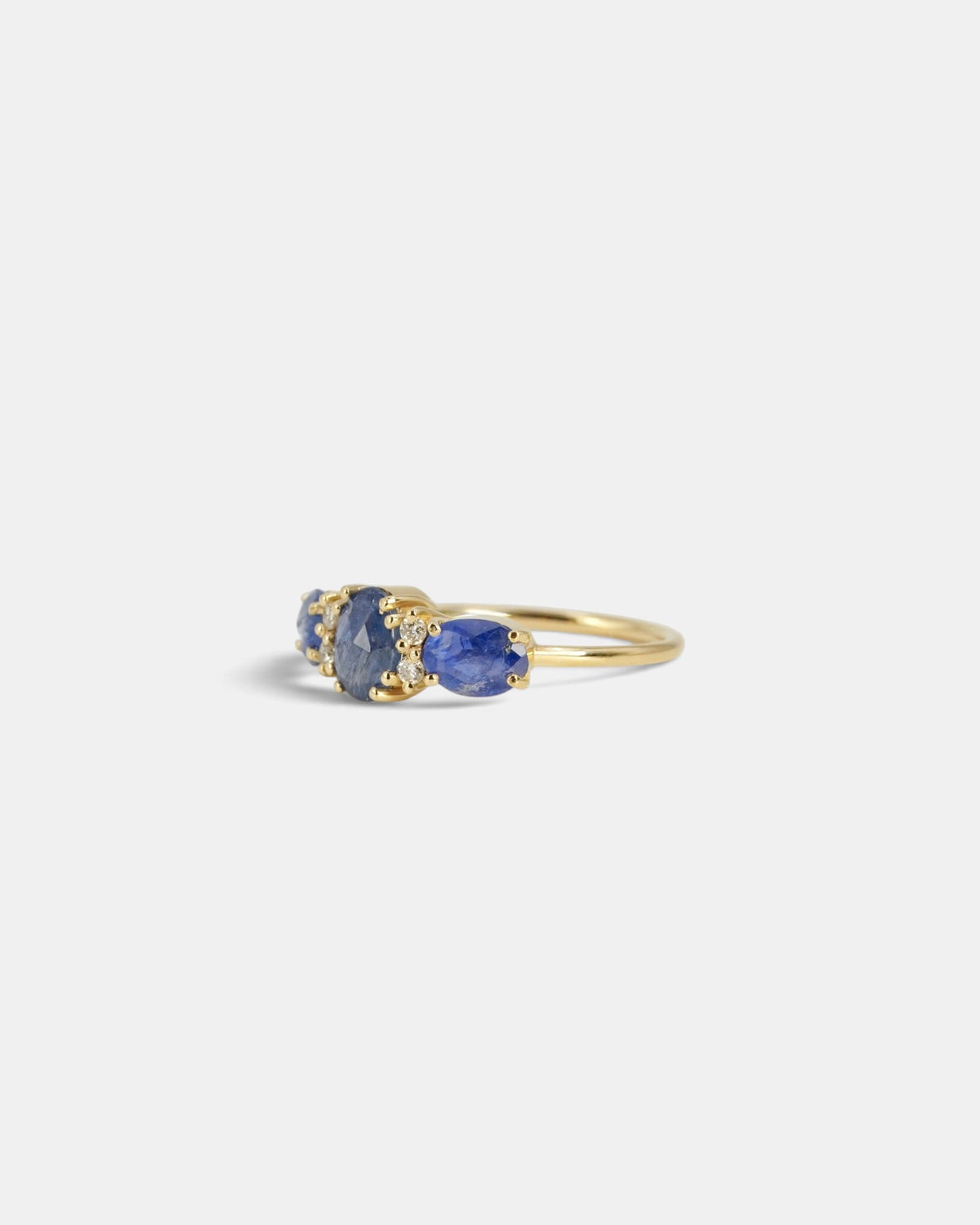 Anello con zaffiri blu taglio rosetta e diamanti bianchi
