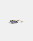 Anello con zaffiri blu taglio rosetta e diamanti bianchi