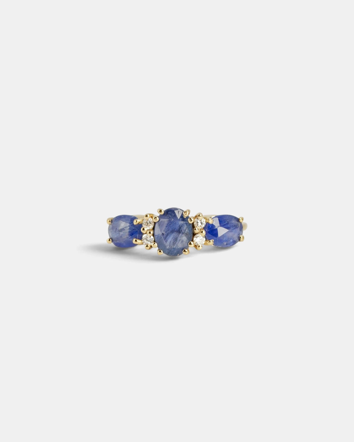 Anello con zaffiri blu taglio rosetta e diamanti bianchi