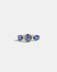 Anello con zaffiri blu taglio rosetta e diamanti bianchi