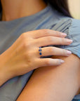 Anello con zaffiri blu taglio rosetta e diamanti bianchi