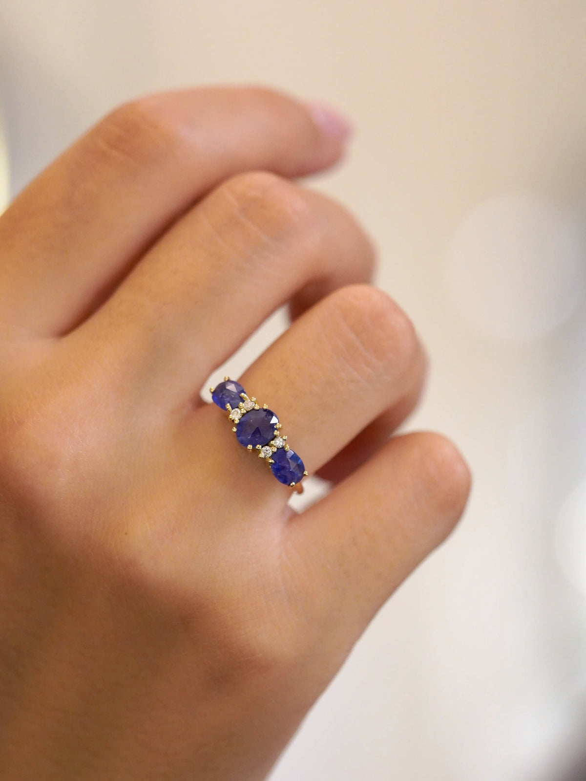 Anello con zaffiri blu taglio rosetta e diamanti bianchi