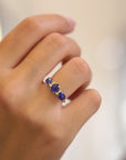 Anello con zaffiri blu taglio rosetta e diamanti bianchi