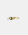 Anello in oro giallo con zaffiro verde chiaro e diamanti bianchi