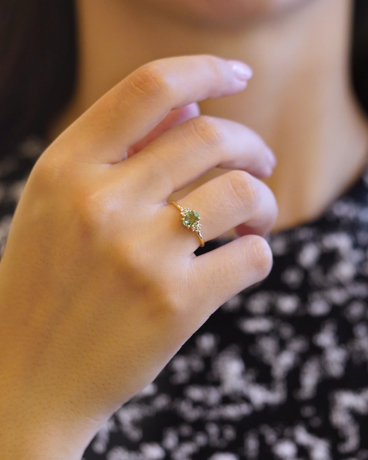 Anello in oro giallo con zaffiro verde chiaro e diamanti bianchi